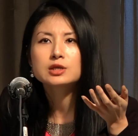 2018年，美国华裔女记者，她最亲爱的美国，却拔掉了她母亲的呼吸机。情急之下，她