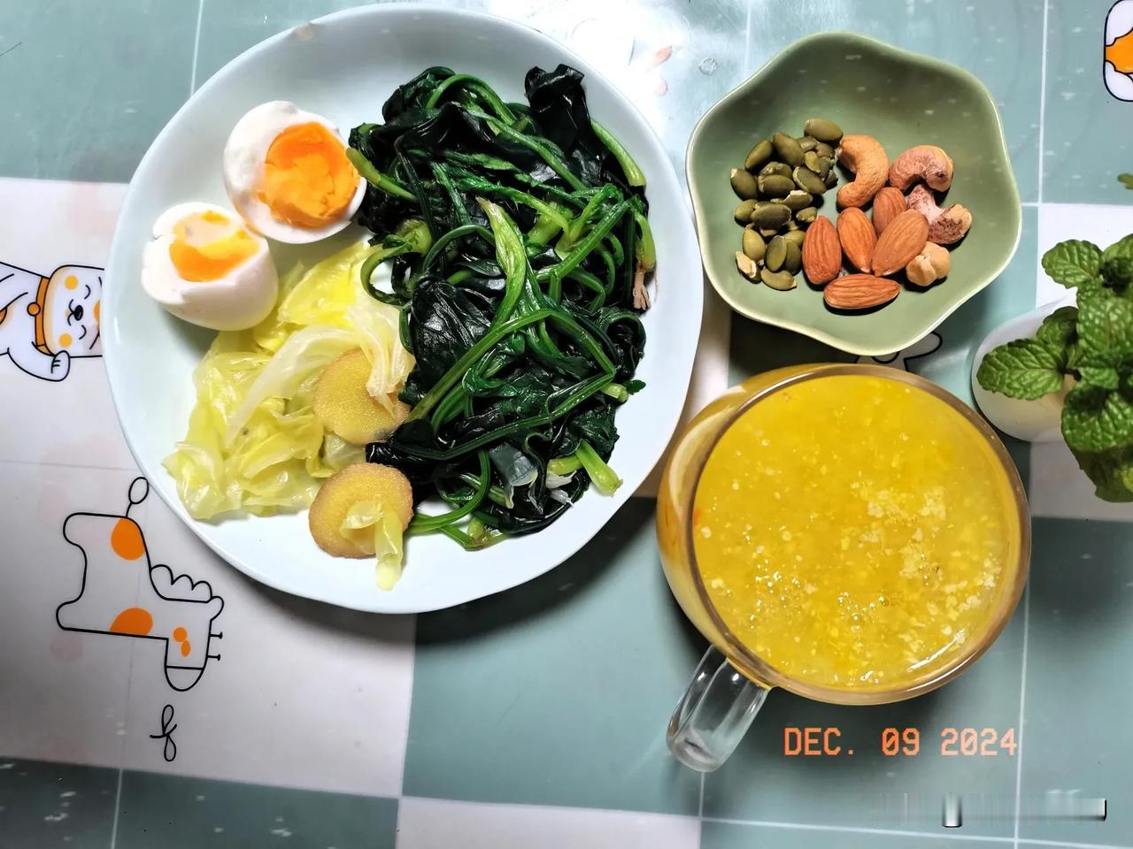 冬日绵绵之中年女性减脂早餐日记
主食：小麦胚芽
蛋白质：鸡蛋
蔬菜坚果：菠菜、童