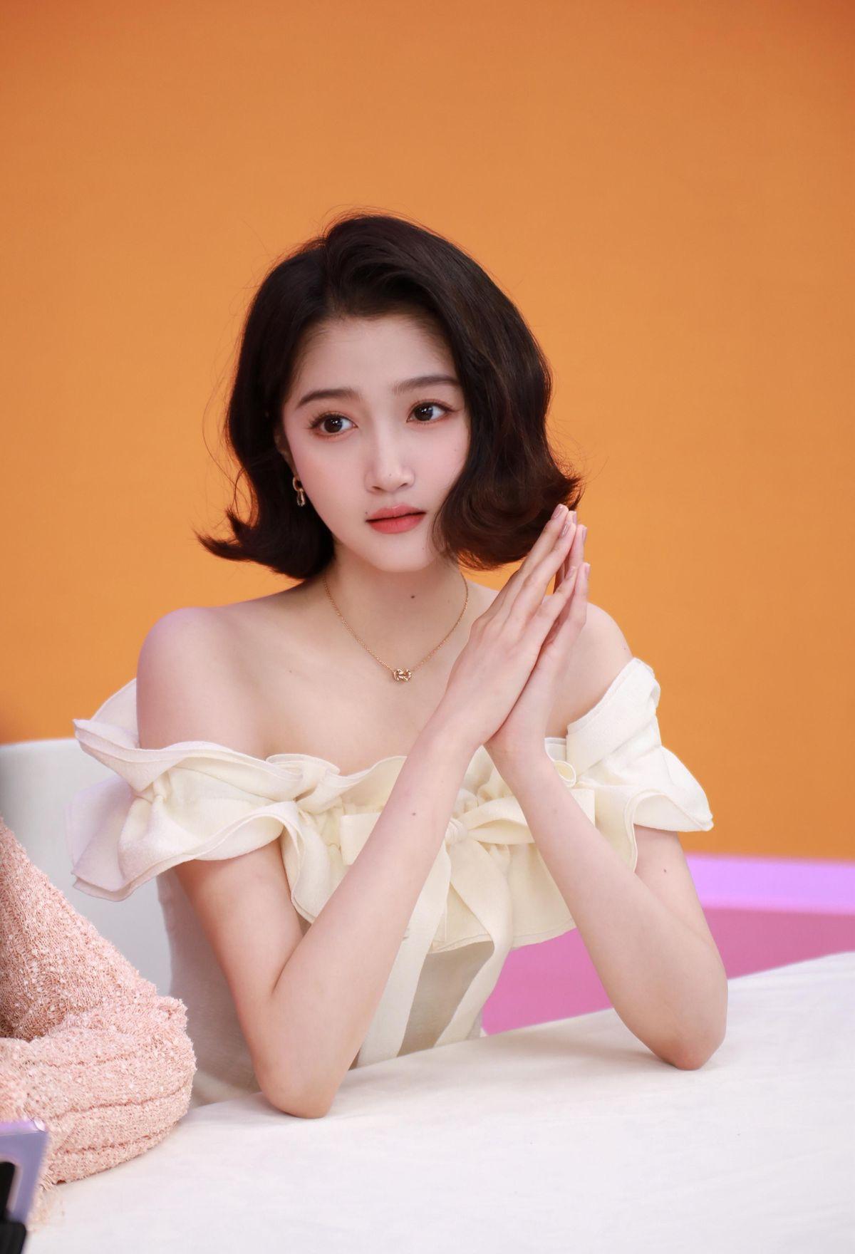 一次颁奖晚会上，张艺谋走向关晓彤时，只见她双腿紧闭，双手捂裙，双膝往下蹲，张艺谋