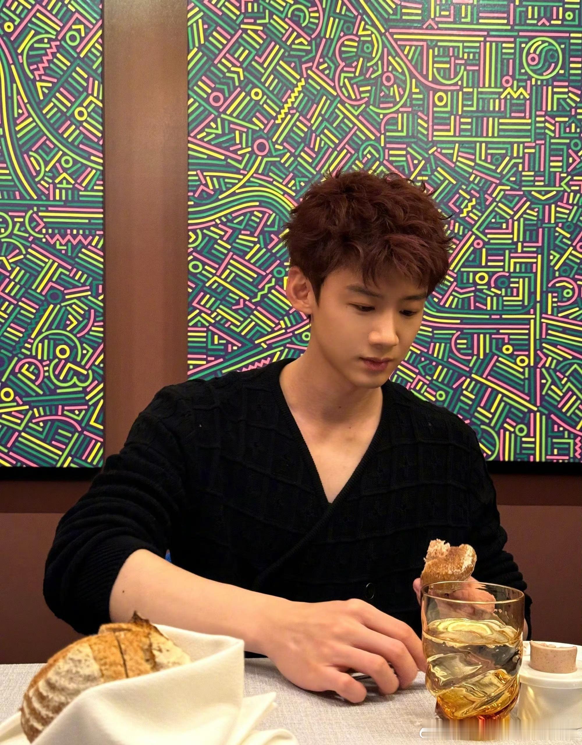 白敬亭宋轶同款餐厅被热议后，宋轶微博背景换成了情侣在餐厅吃饭的漫画图。 