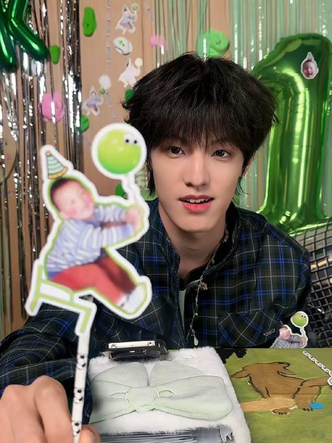 张泽禹直播 生日这天的状态超治愈，谈吐温柔待人谦和，满满都是干净的少年气 