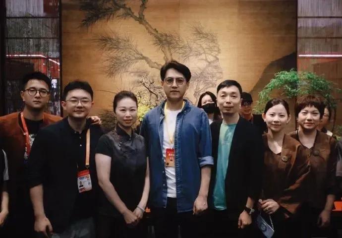 靳东因其深入人心的演技备受瞩目，白玉兰最佳男演员奖似乎毫无悬念地落在他身上。其他
