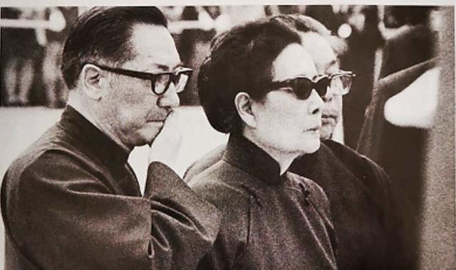 1975年蒋介石逝后，宋美龄赴美生活；11年后返台5年，仅再回台一次。1995年