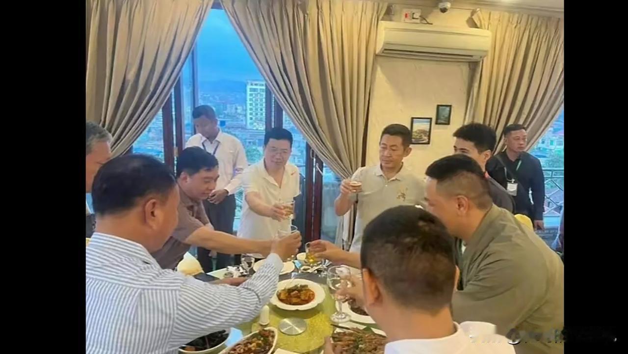 同盟军彭琨准将一行与缅军代表在双象酒店庆祝联邦公路顺利开通
       据缅媒