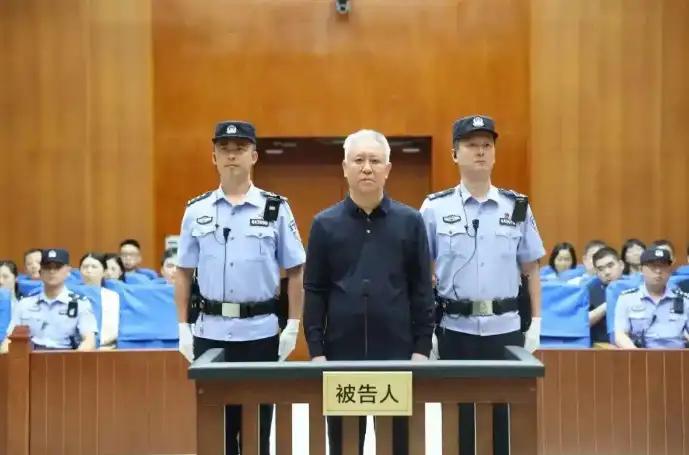 许家印案例给其他企业哪些警示手莫伸，伸必被捉，许家印玩大了，把自己玩进去了，空城