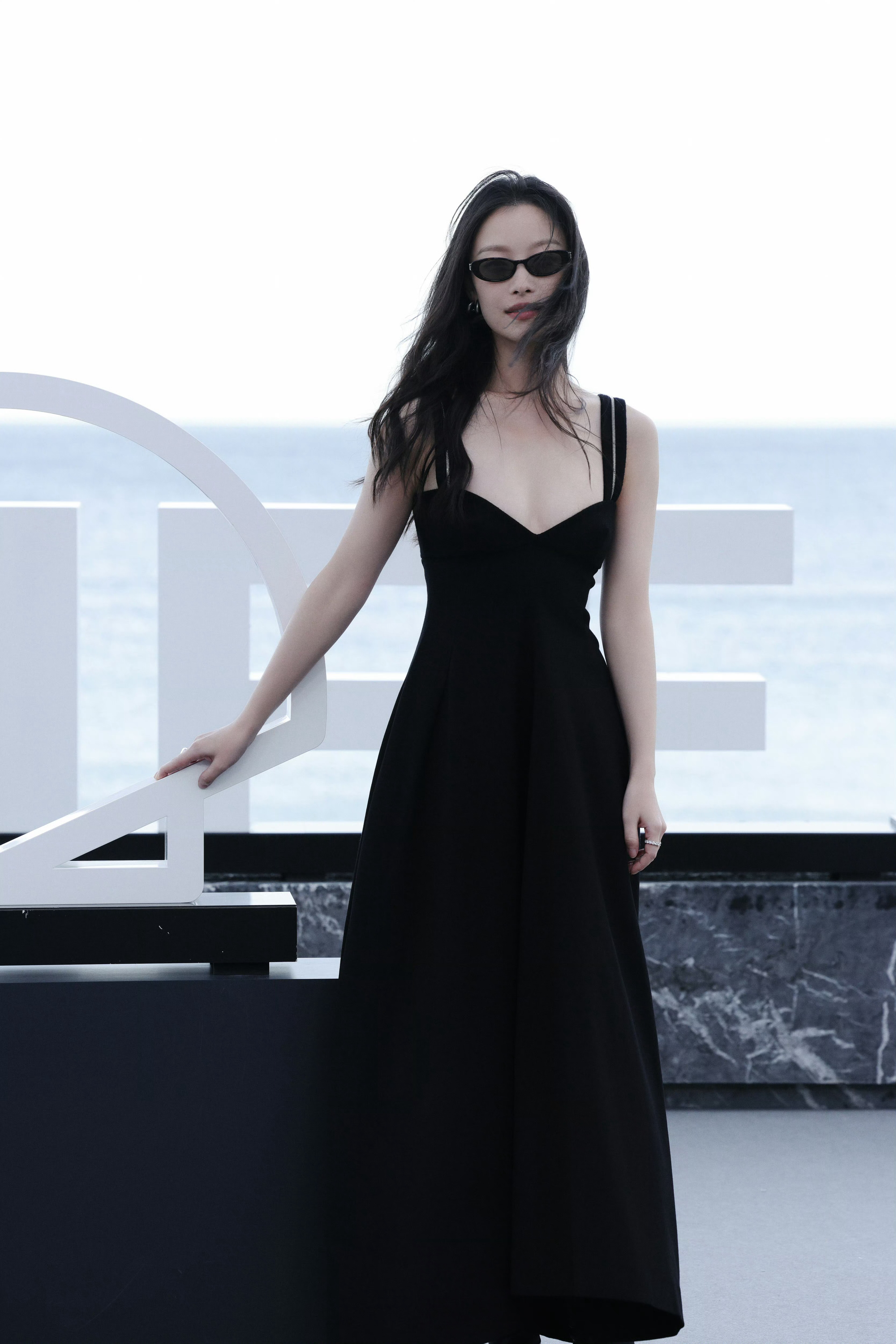 #倪妮拉链吊带黑裙#倪妮亮相圣塞巴斯蒂安电影节 小黑裙造型简单又吸睛🖤 ​​​