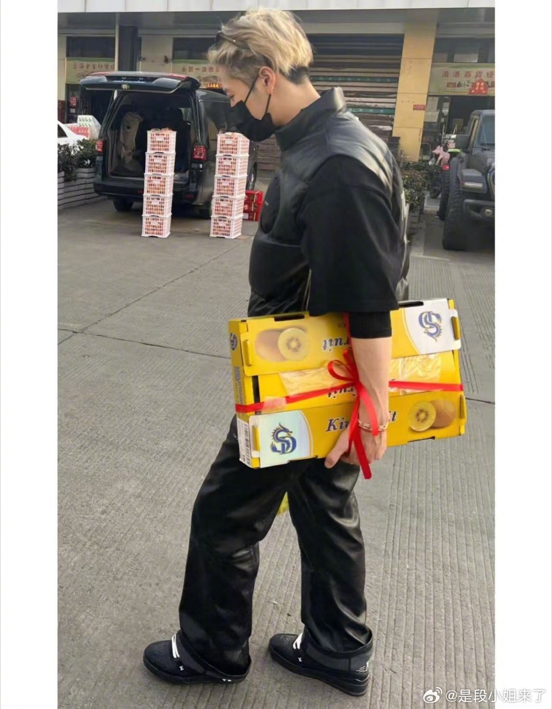 又双叒叕在上海偶遇王嘉尔了 谁还没被陆家嘴百米巨幕上的王嘉尔帅到窒息啊！！[色]
