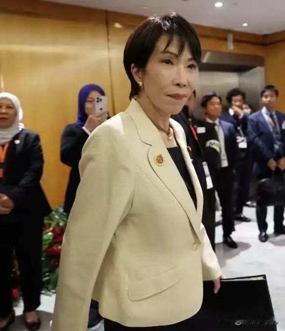 千万不要小看了高市，她的成功，意味着她的背后站着千万万万的人，日本社会集体“向右