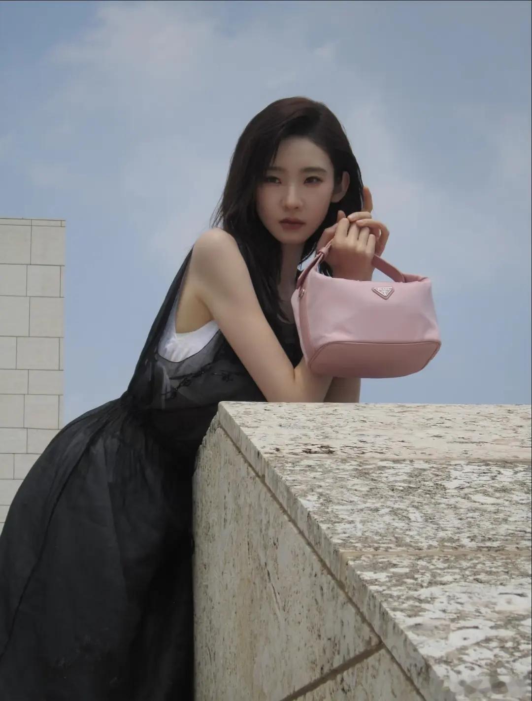 张艺凡戏没拍几部，却背了一堆品牌代言。 