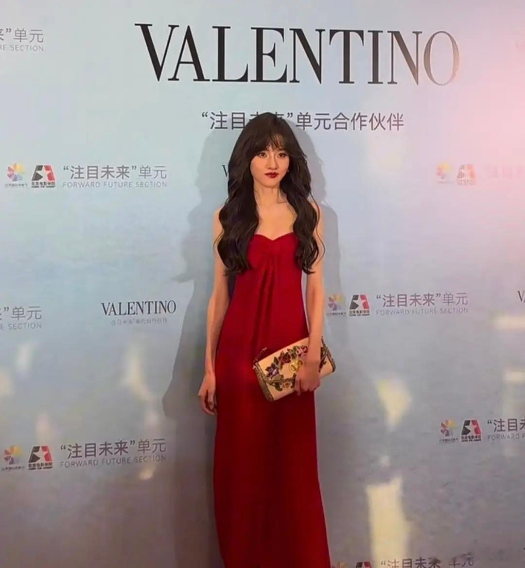 宋祖儿这套红色造型怎么和贝微微有点像 