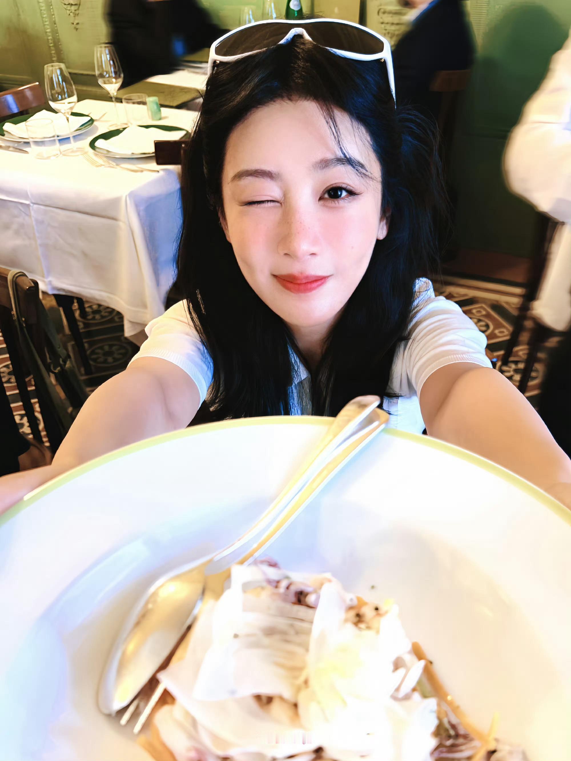 杨紫杨紫每晚睡前听你说晚安，是属于我的，最简单而持久的幸福
