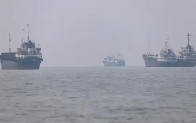 伊朗昨天对走阿曼航道通过霍尔木兹海峡且由美军护航的5艘油气运输船进行了打击，其中