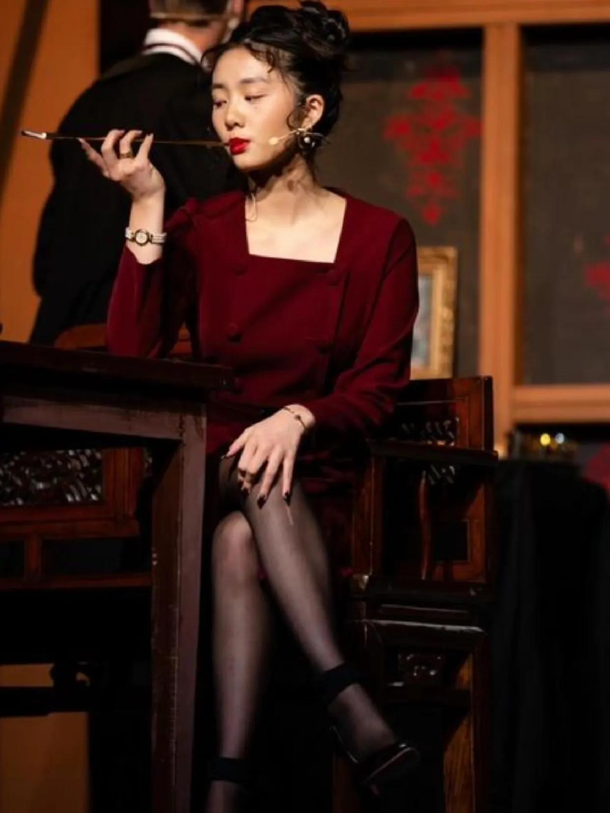 黄多多演舞台剧了，貌似出演一个风尘女子。
感觉不太适合，她才18岁呀，这样的装束