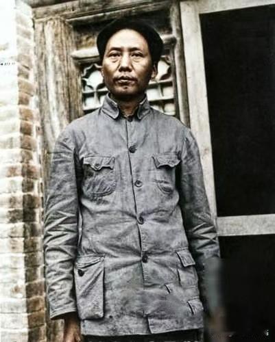 毛泽东在延安的窑洞门口，留下了个人留影，毛泽东身着朴素的军装，身姿挺拔如松，眼神
