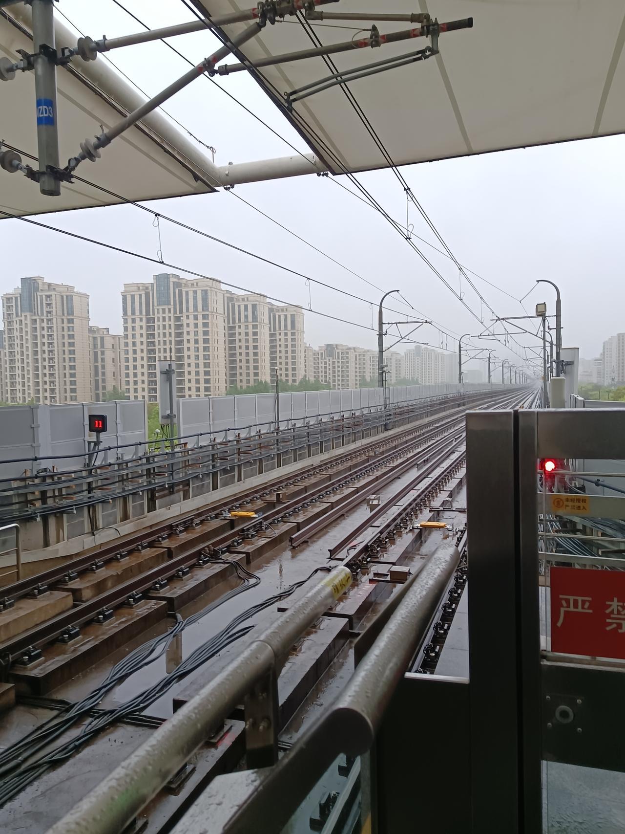 雨中的魔都上海。。。
今天公司职业体检，刚好碰到魔都上海的雨天。雨中的地铁一样人