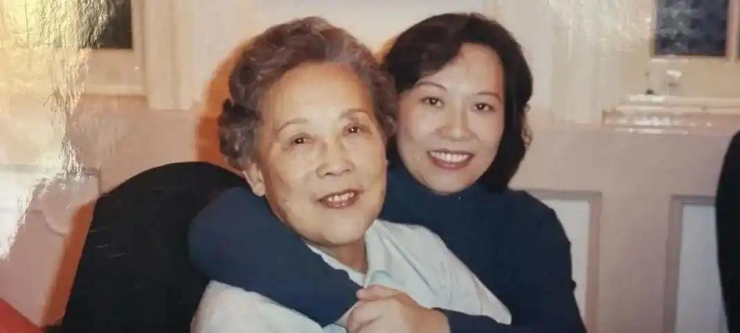 2001年，上海姑娘张玮掏空家底给独居恩师买下一套养老房。谁料20年后恩师离世，