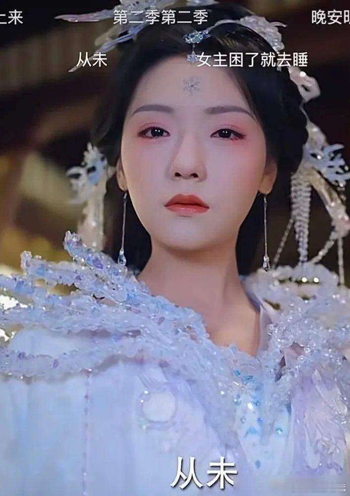 就因为眼睛无神，像没睡醒，短剧版《香蜜》的女主王云云被骂惨了，这事真的离谱。 有