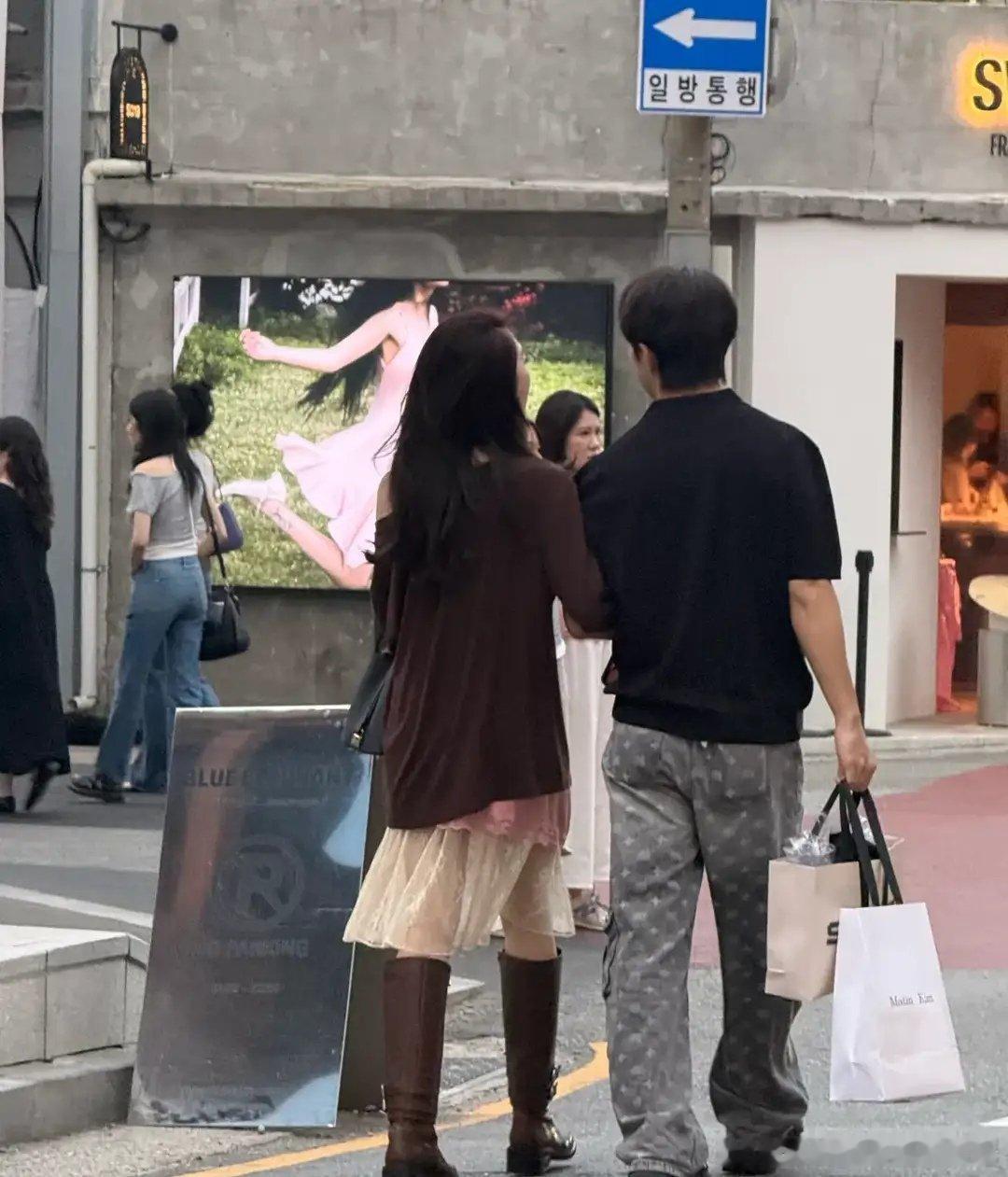 韩国偶遇孙乐言奥斯卡手挽手逛街偶遇孙乐言奥斯卡亲密搂抱逛街漫无目的漫步韩国街头，