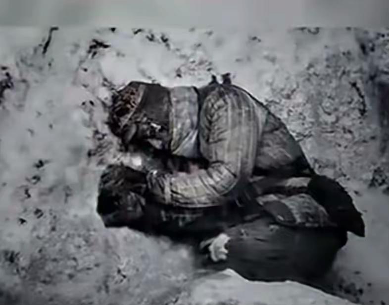 一名冻死的志愿军战士，穿着单薄棉衣，全身僵硬的倒在零下40多度的极寒天气的战壕里