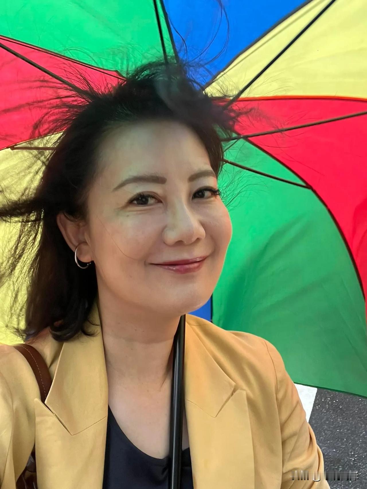 吴思瑶是一个特能招摇过市、希望引人瞩目的绿营女将。今天是台风天，故意发这张打雨伞