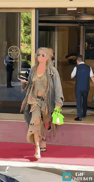 这女的穿的这套衣服价值十几万

欧洲国家现在依然有很多餐厅有衣冠不整不接待的规矩