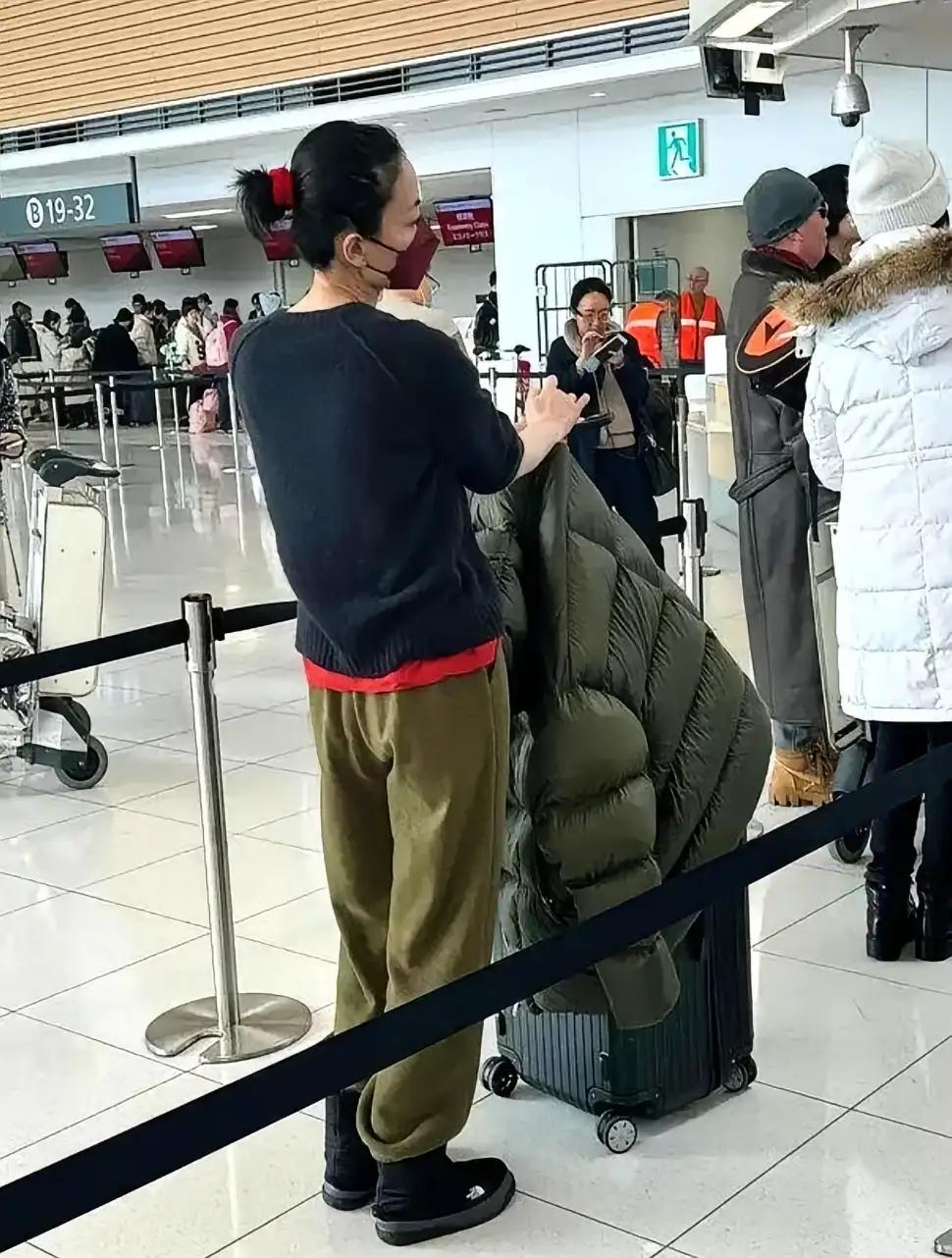 要论明星的松弛感，还得是这姐。她是怎么做到又时尚又松弛的呢？