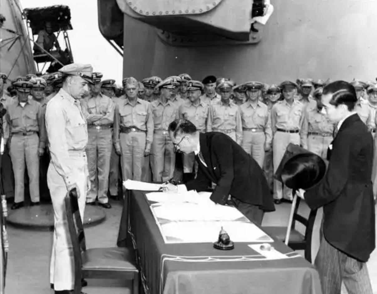 昨天，美国驻日本大使馆发了一张日本投降的照片，以纪念二战结束81周年。没想到遭到