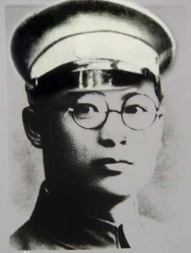 他听闻教条主义的严苛评判，在颠簸行船中满心愤懑，他趁众人不备挣脱束缚，决绝翻跃船