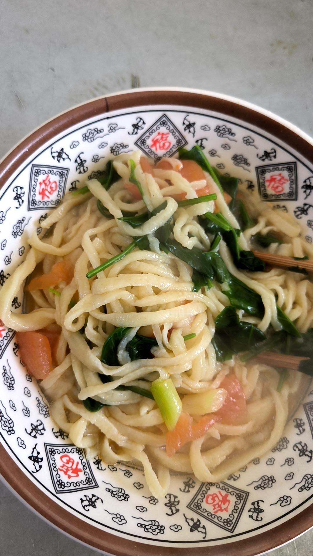 一碗热气腾腾的手擀面，外面再贵的面馆，都复刻不出这个味道！

是妈妈亲手擀出来的