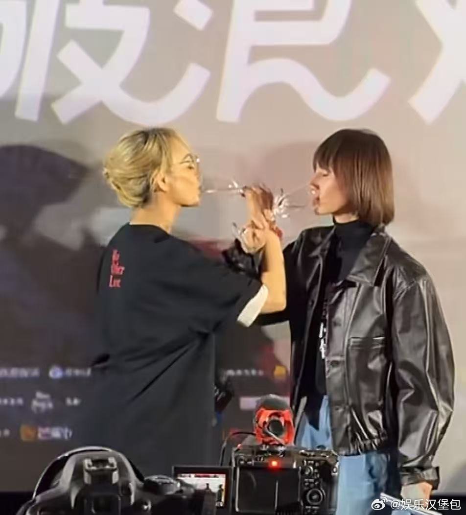 袁泉宁静交杯酒又美又飒又会营业，袁泉宁静同框喝交杯酒真的太好磕 