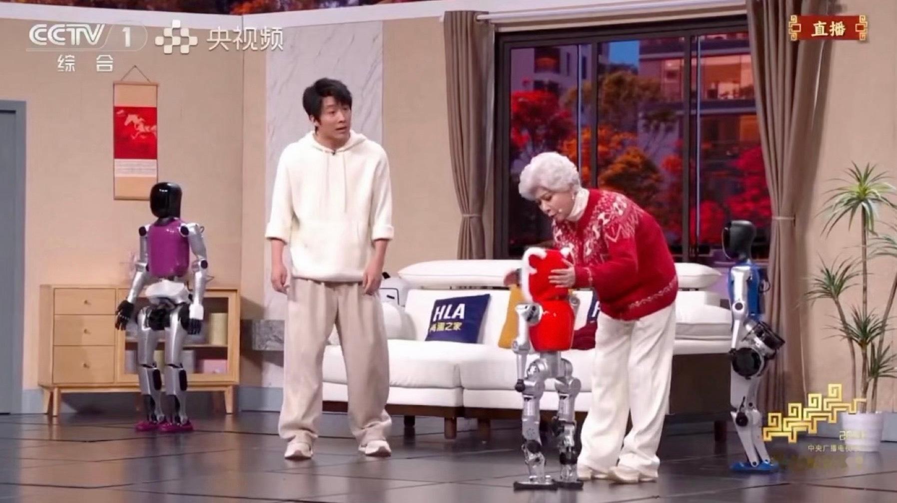 前几年是短视频赞助霸占春晚，这几年就是宇树机器人元宝豆包千问AI广告在春晚和热搜