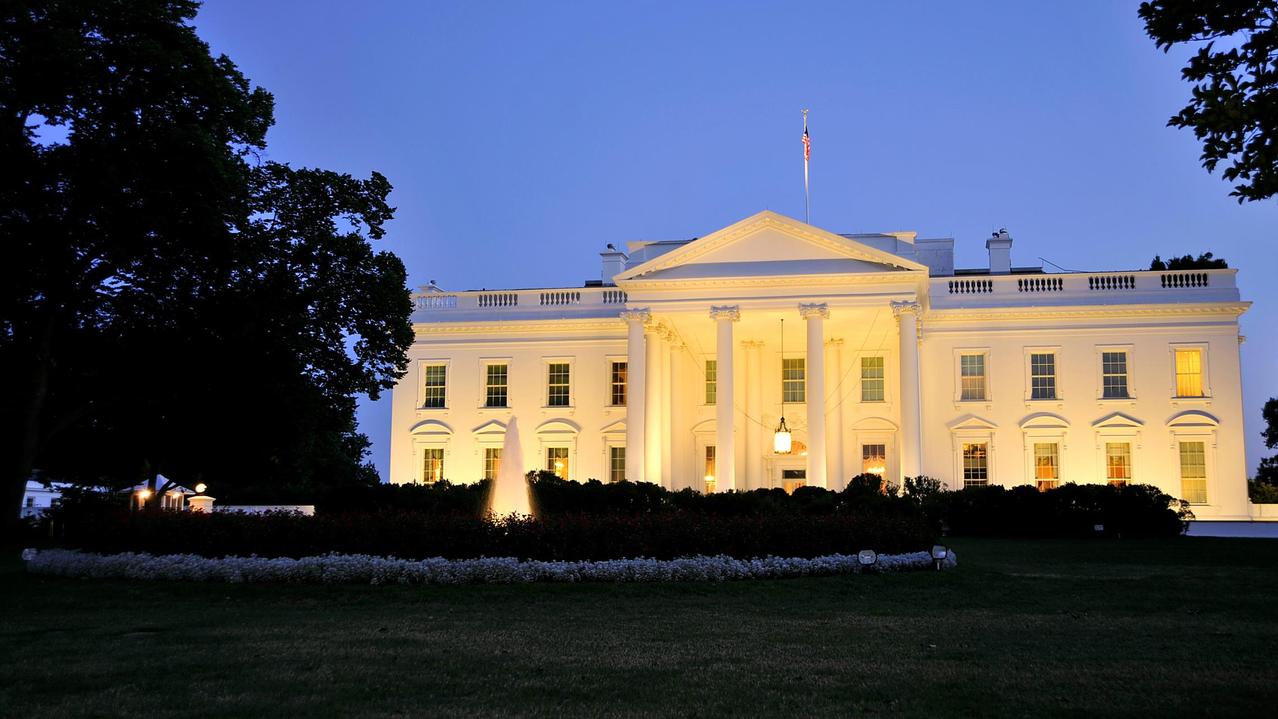 特朗普又搞出大动静了，近日他乘坐专机返回华盛顿，路上直接跟记者透了猛料，白宫宴会