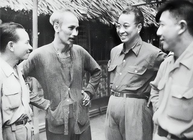 199年，吕布被曹操斩杀后，曹军士兵闯入吕布的内室发现了貂蝉，貂蝉怕被士兵糟蹋，