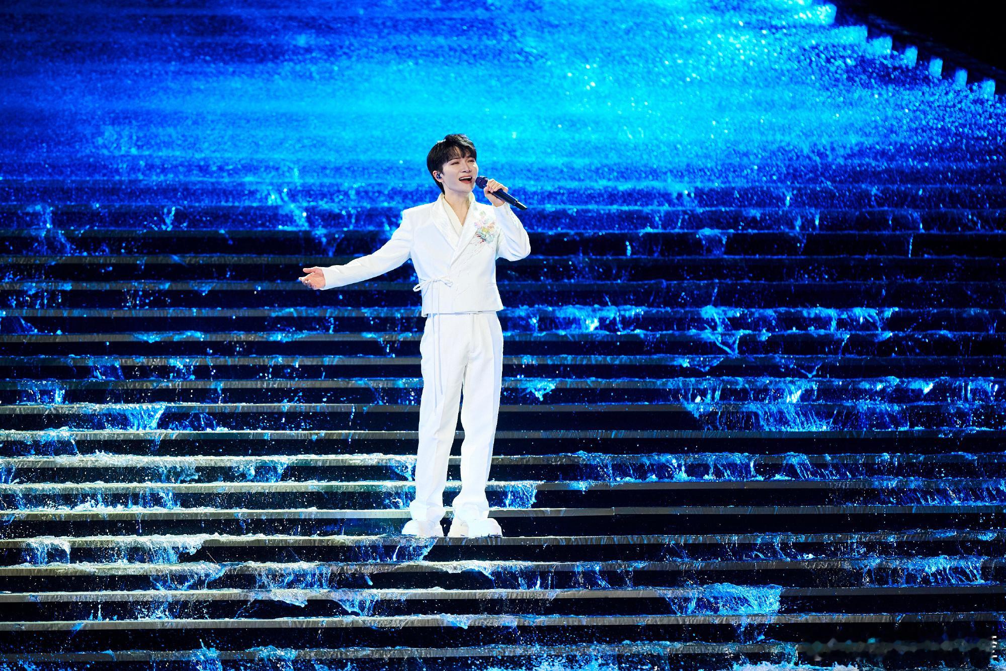 2025最高产艺人周深 