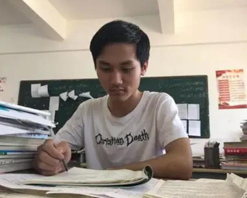 一个从山沟飞出的研究生，苦干9年，往家打款70多万，回村一瞅，二老居然连一万块都