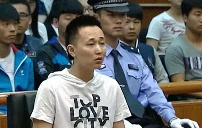 2014年，北京一大二学生刘振智，在睡梦中被几个同学强行拉出宿舍，面对几人的拳打