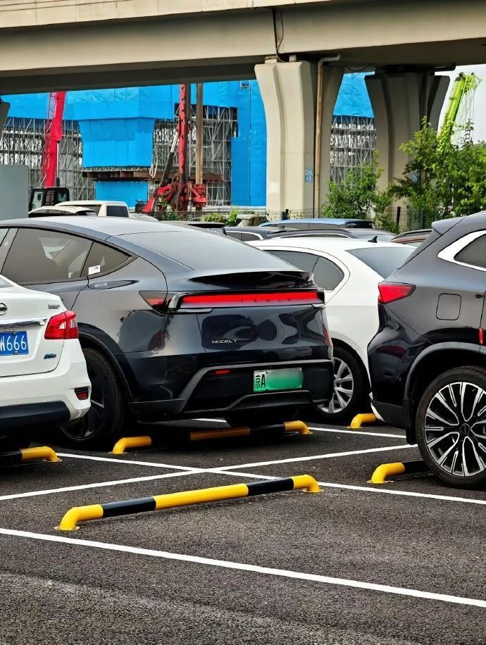 特斯拉Model Y漫反射尾灯，白天亦闪耀。高亮醒目，独特设计，为出行增添安全保