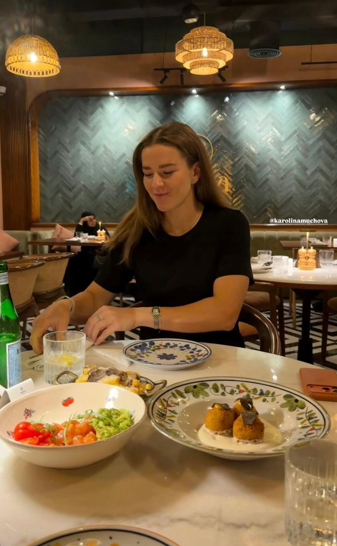 穆霍娃！打卡一家中东餐厅！今晚WTA 1000多哈站第二轮Karolina将对阵