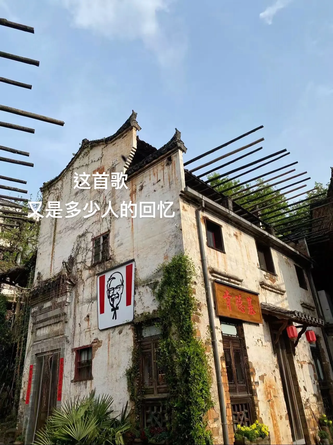 她的微笑她的爱闹 我全都喜欢 总之她固执 和蛮横 全是我想要的
