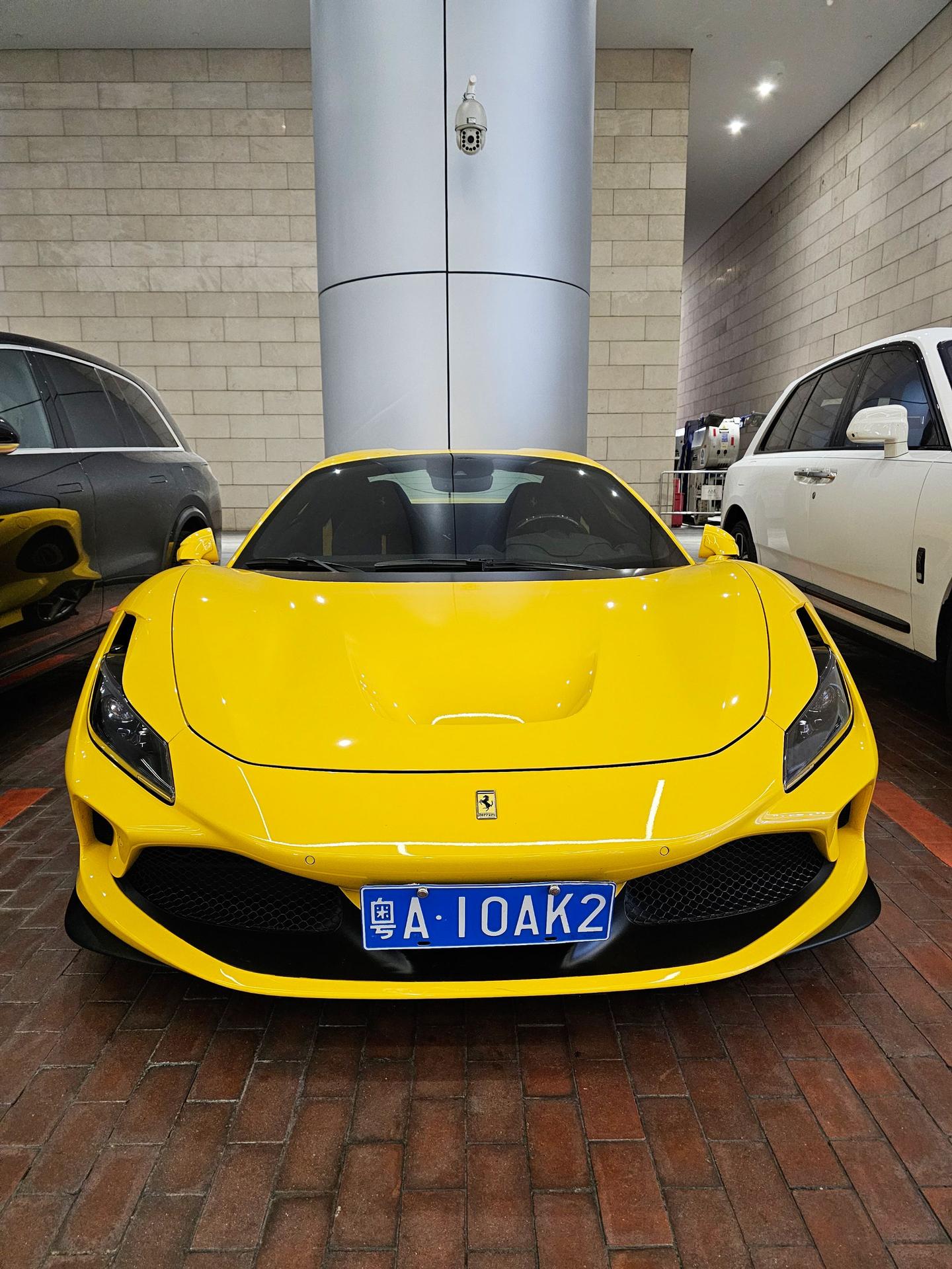 当你在现实中见到它的时候是真的很帅气，黄色法拉利F8是真的少见，现在路...