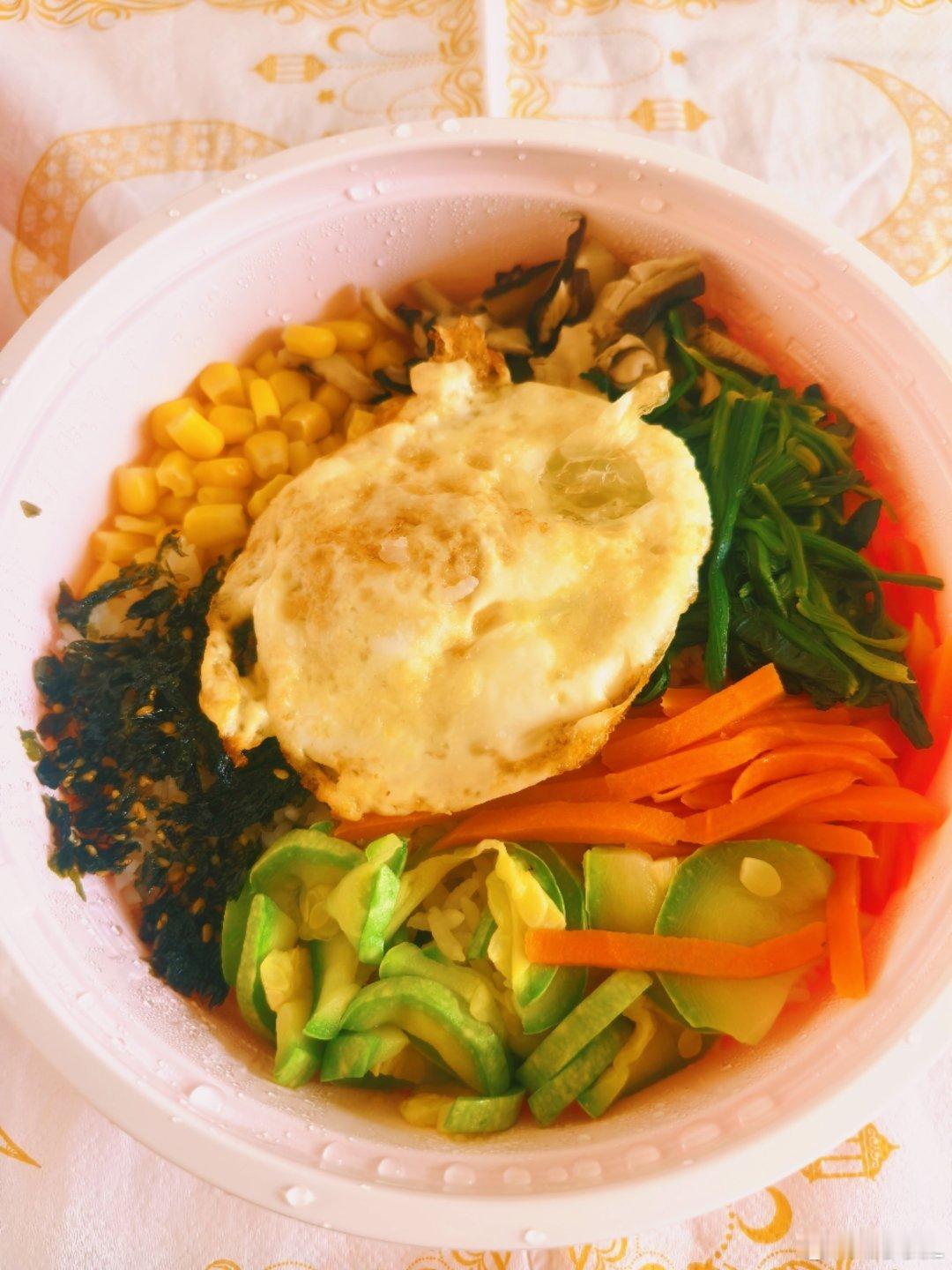 今天吃石锅拌饭和小酥肉，米饭裹满酱香，满满的幸福感 