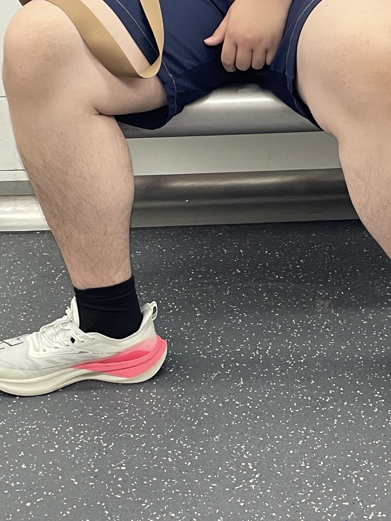 你们来看一下，这样的腿型好看吗？我