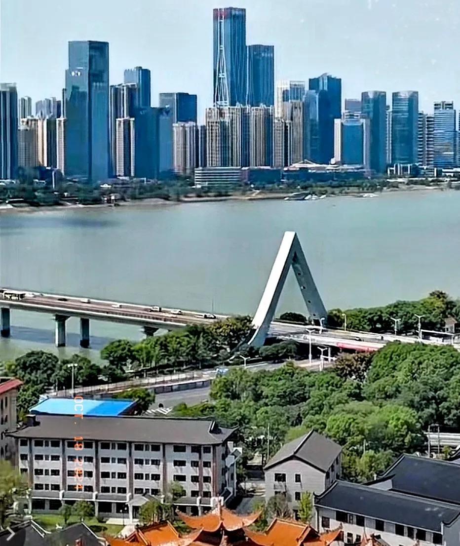 #秋日生活打卡季#湖南长沙的金融中心城建变化不大，特别是金融中心的上游，基本上是