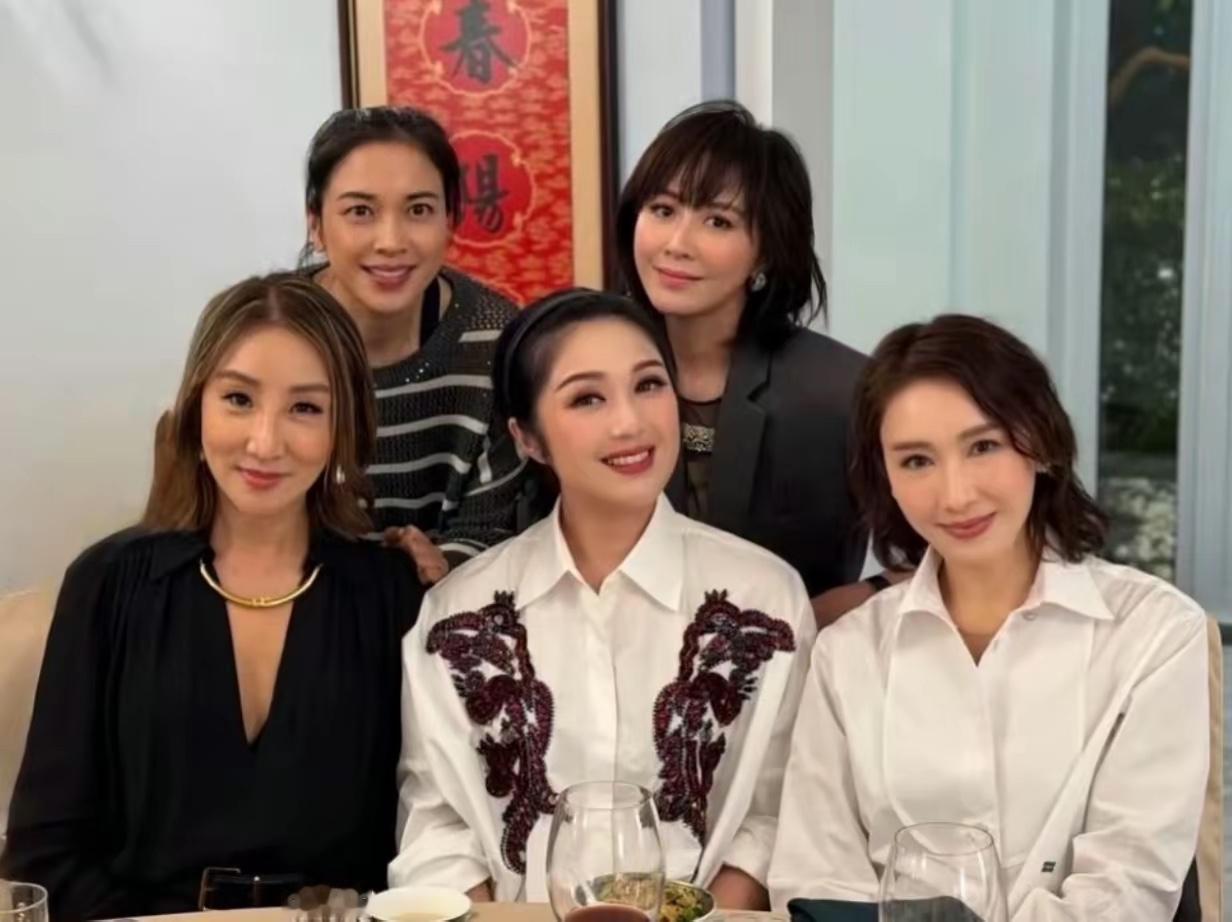刘嘉玲、黎姿、杨千嬅居然凑到同一张合照里了，

这样的神仙阵容说一句应该是有生之