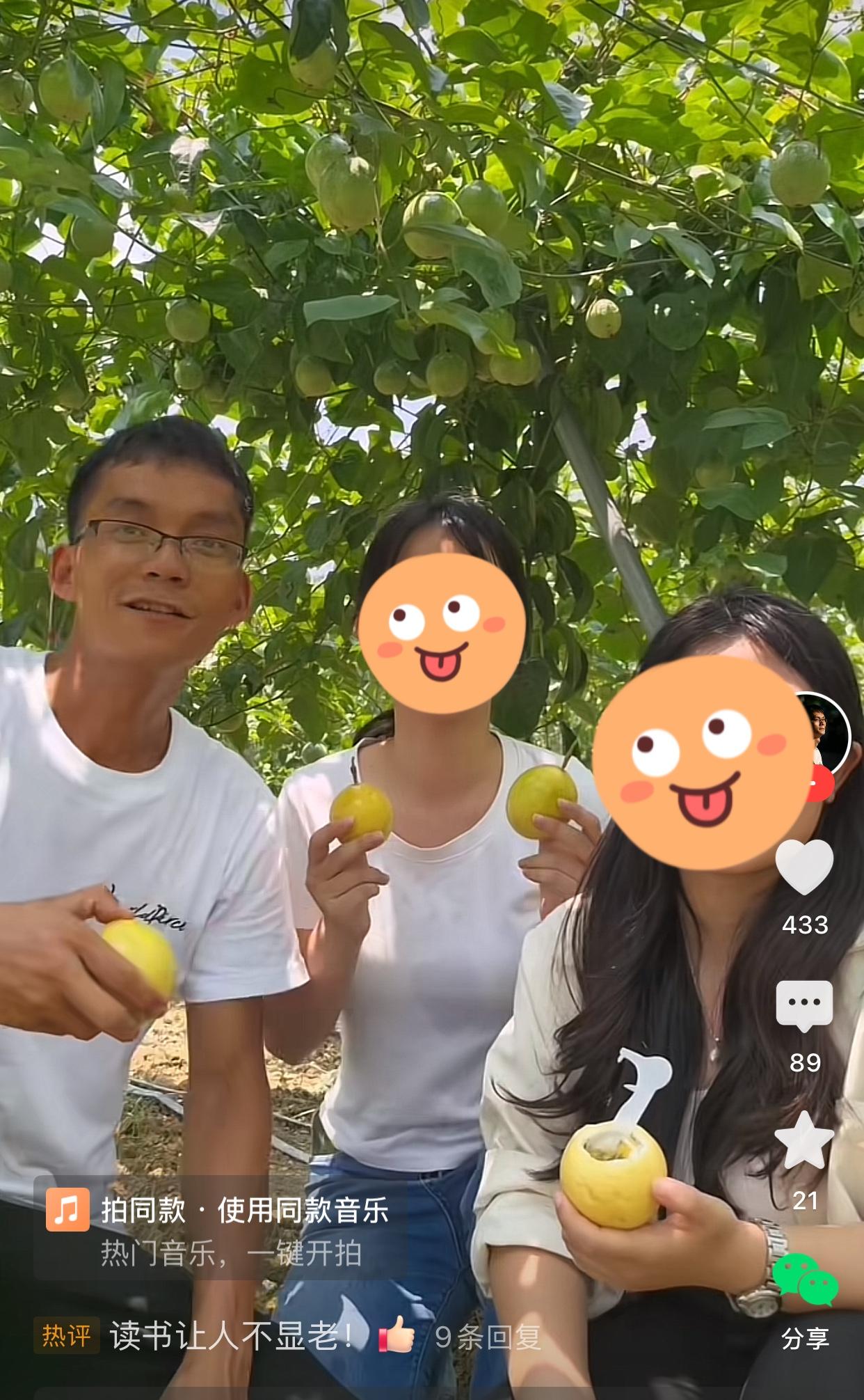 唐尚珺暑假没闲着，刚放假就和两位女同学一起去甘肃直播助农卖瓜。回家后，他又忙着搞
