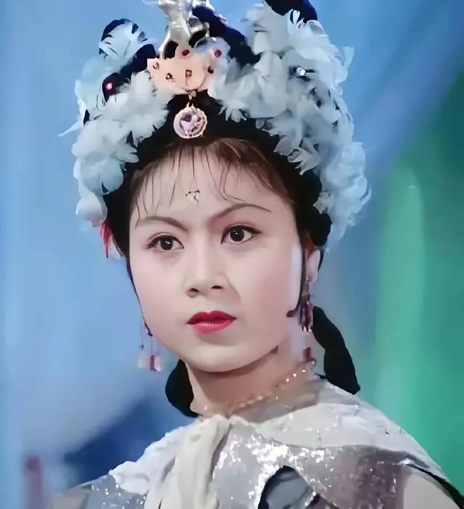 这是谁？看扮相应该是唱黄梅戏的，长得美若天仙却眼光独特，不找帅哥当老公，就喜欢有