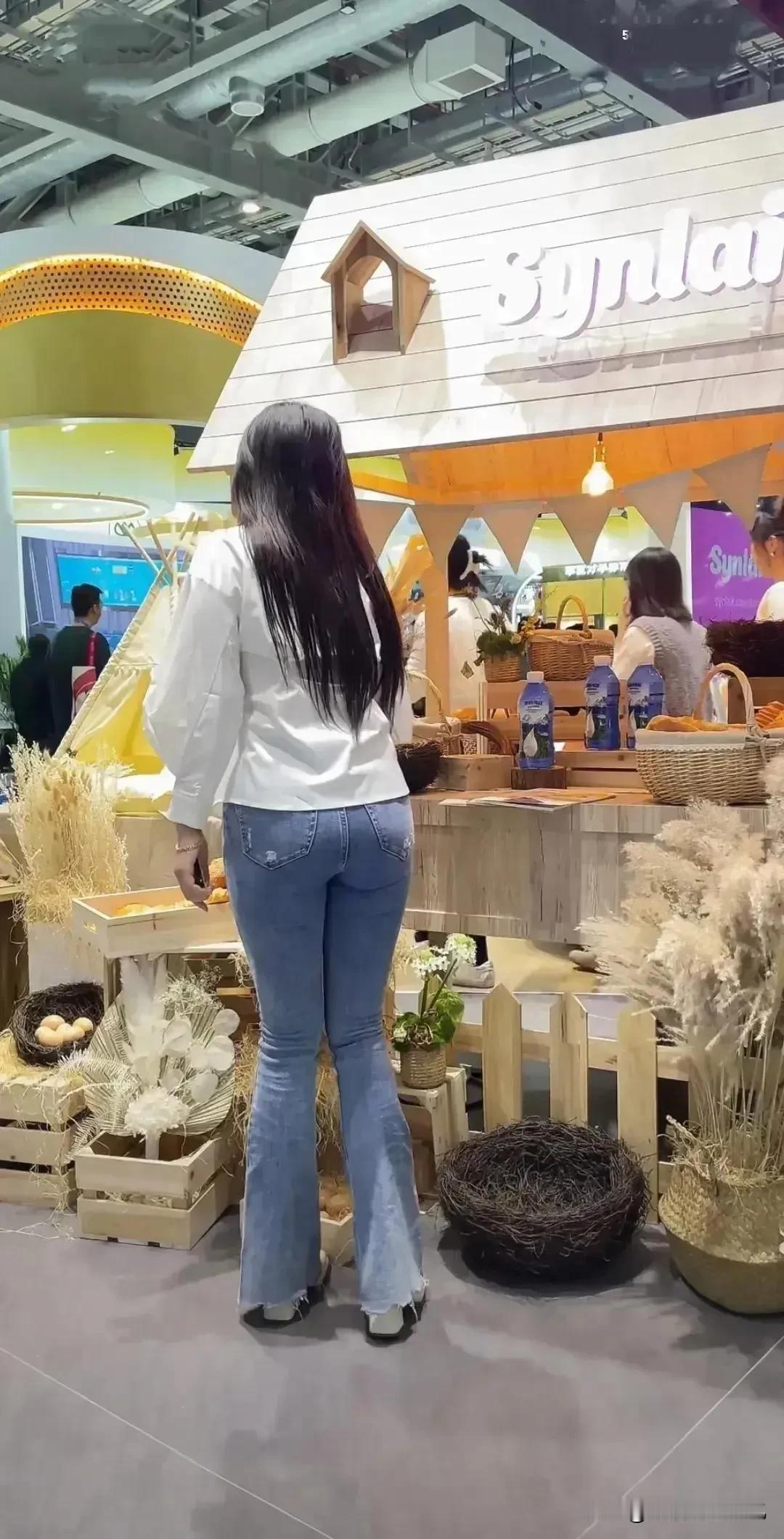 看什么美景，没事去超市逛逛不好吗？我就喜欢去超市，哪怕不买东西也是开心的，有多少