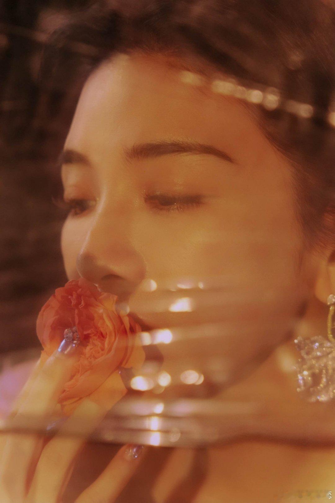 黄奕 花朵裙 黄奕这条花朵裙太抢眼了，上千朵鲜花图案仿佛把春天都穿在了身上，真是