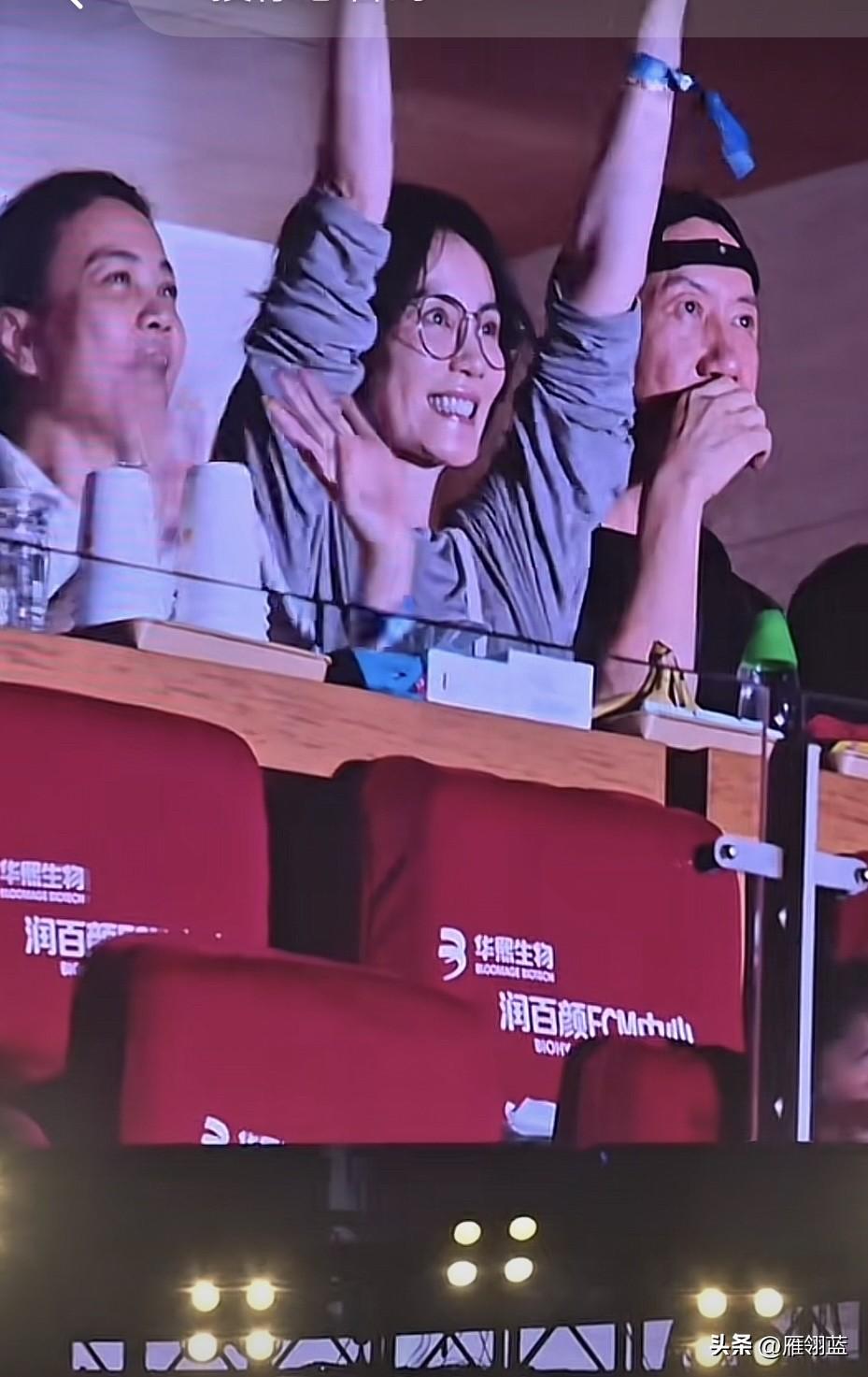 王菲为了她在演唱会现场都摘下了老花镜，这个演唱会你们看了吗？

2026至202