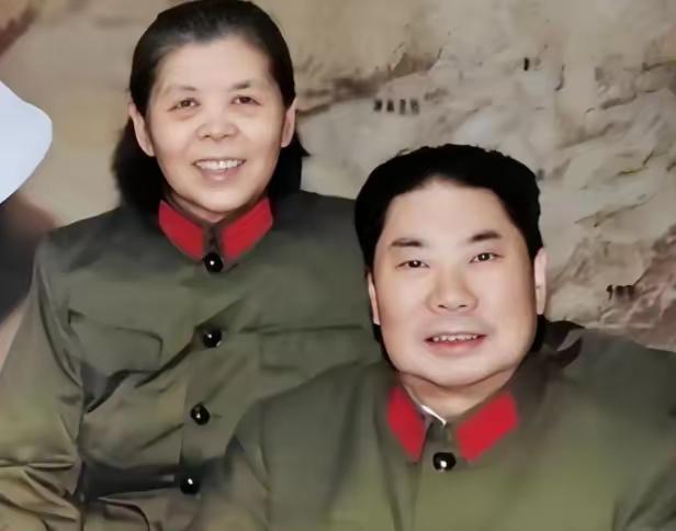 1990年5月，55岁的石莉第一次以女主人身份走进杨得志的家，发现卧室里挂满了前